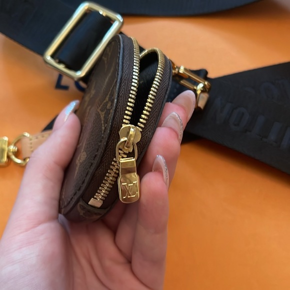 Louis Vuitton shoulder strap in black with small pouch - Picture 8 of 9